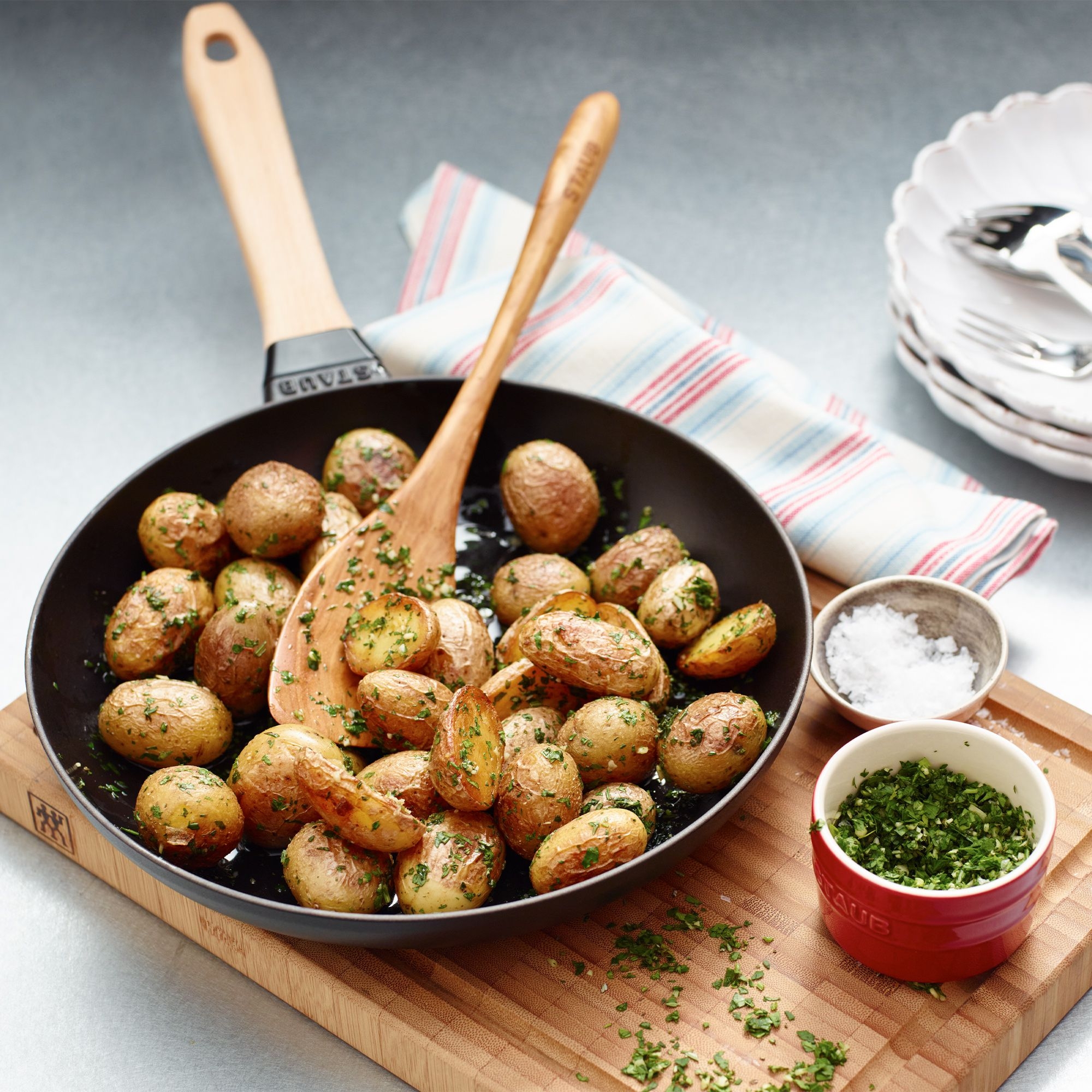 STAUB - Bratpfanne mit Holzgriff | rund | 26 cm