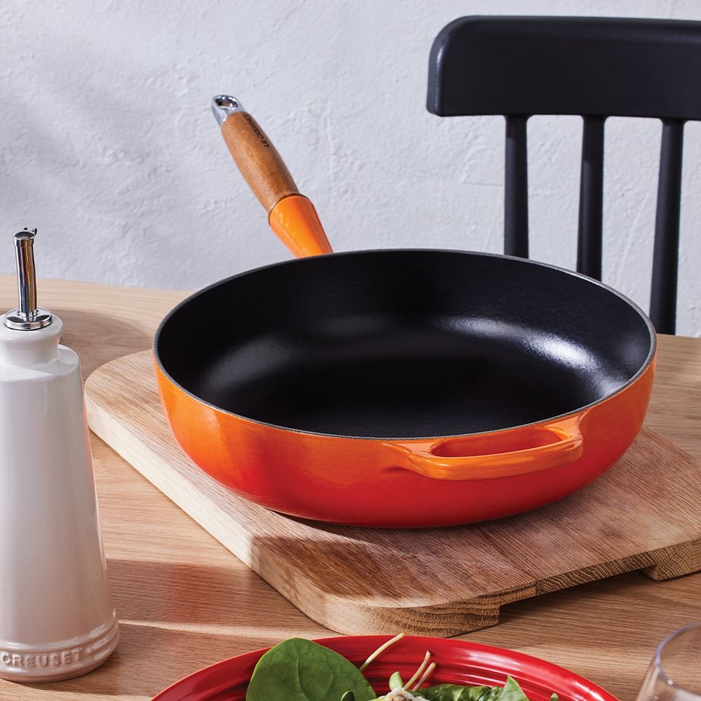 Le Creuset - Sautépfanne Signature mit Holzgriff 28 cm Le Creuset - Sautépfanne Signature mit Holzgriff 28 cm