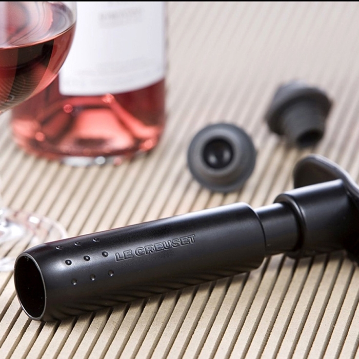 Le Creuset Screwpull - Weinpumpe WA-137 - Verlängert den Weingenuss eines göffneten (Rot-)Weins. In hochwertiger Geschenkbox.