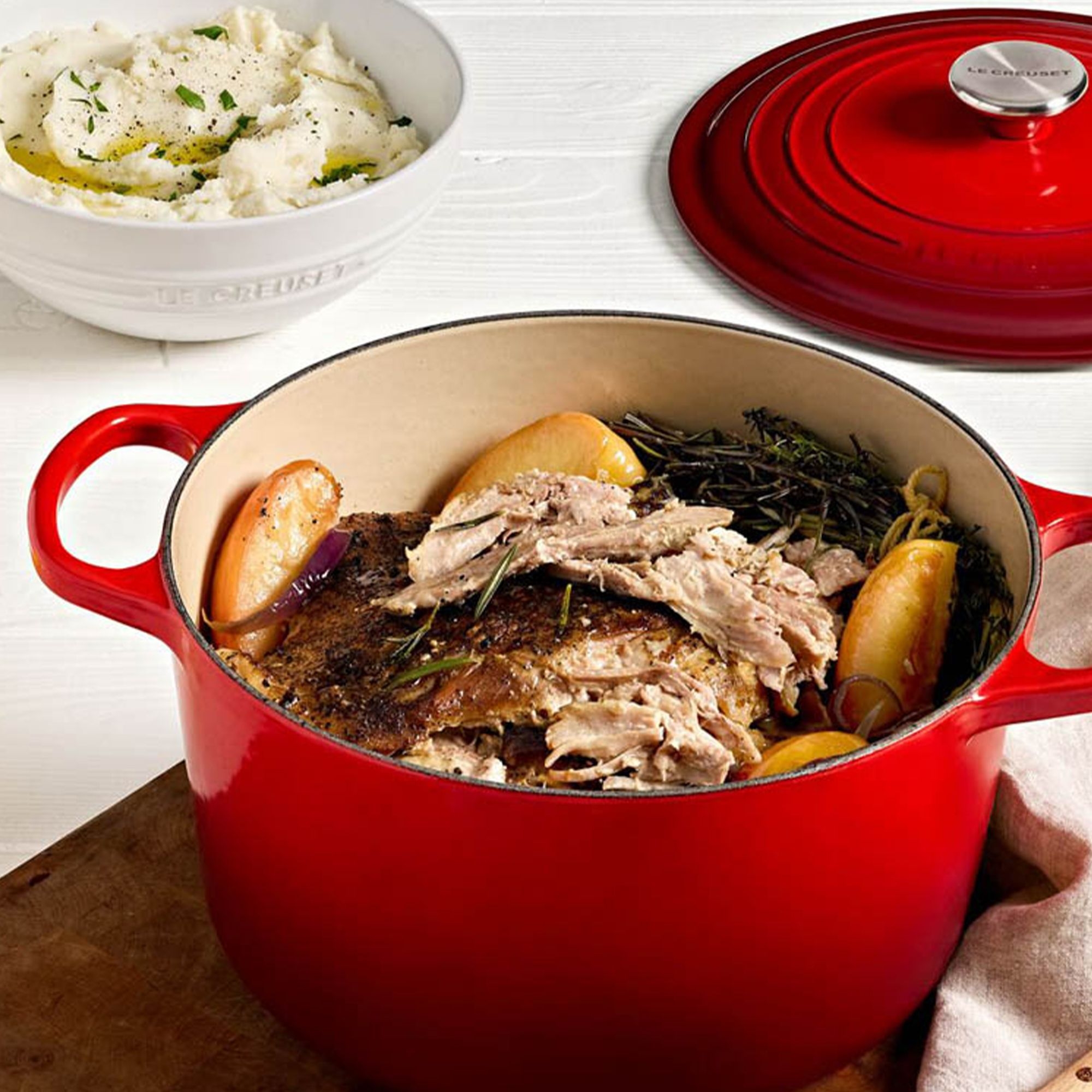 Le Creuset -  Signature Bräter rund 26 cm extra hoch - 6,3 L - Kirschrot