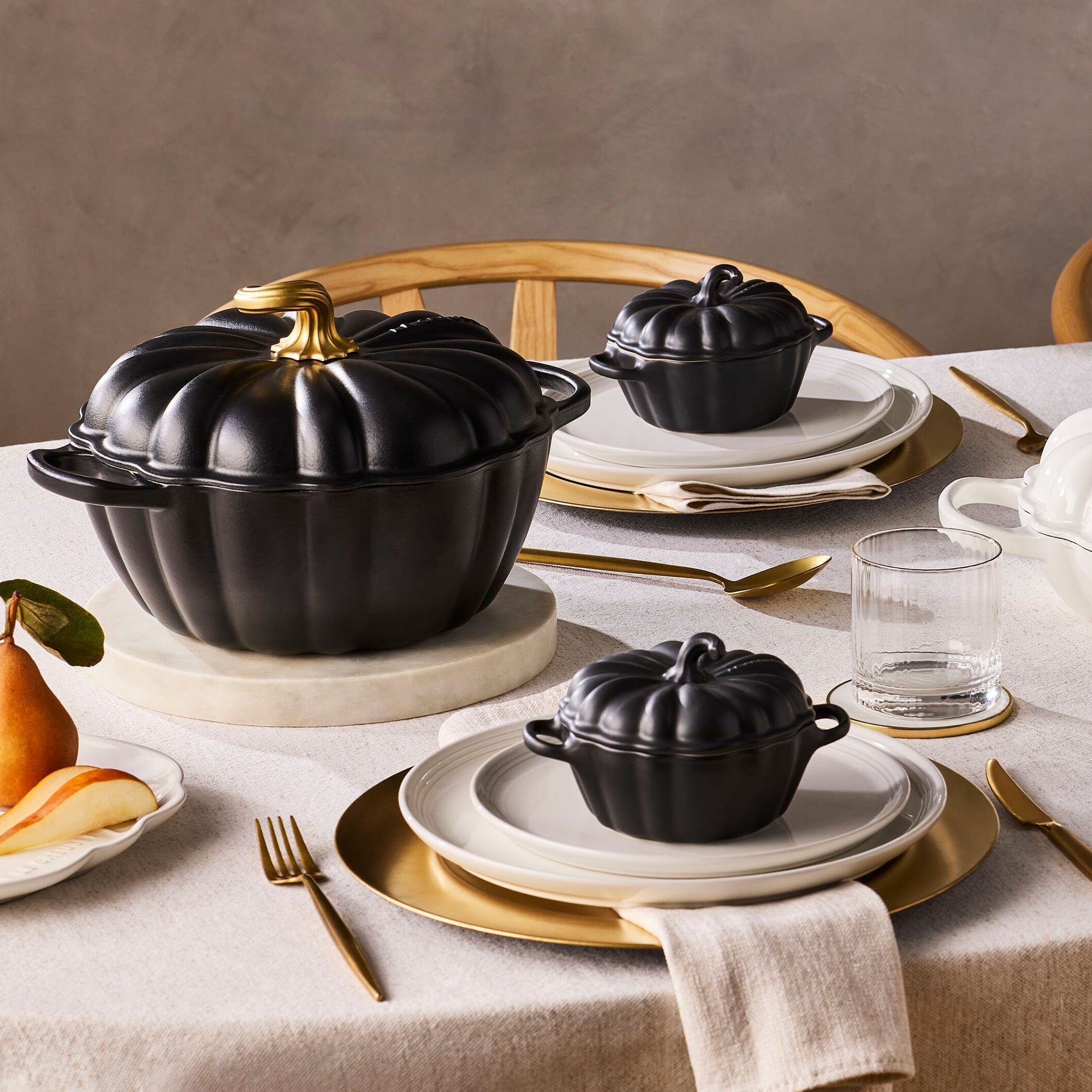 Le Creuset - Cast Iron Pumpkin Casserole 24 cm - Matte Black
