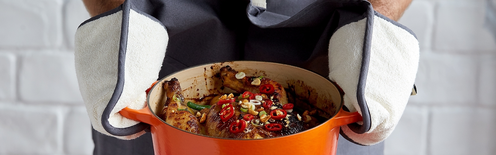 Le Creuset - Oven Gloves & Aprons