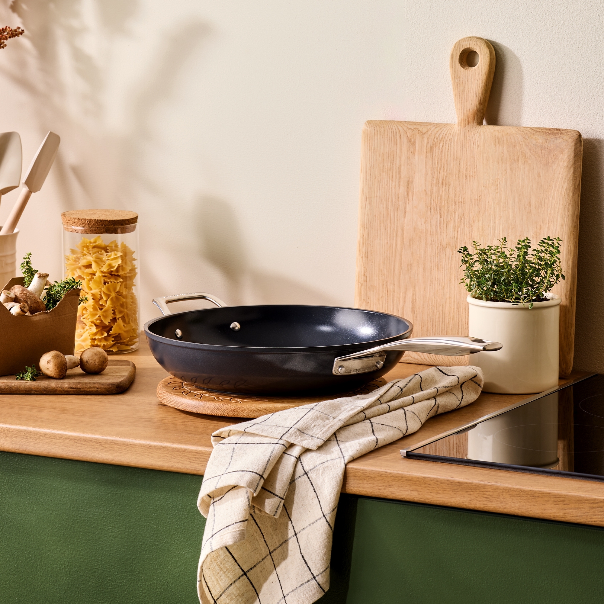 Le Creuset - Deep Frying Pan 28 cm - Essential Non-Stick Ceramic Le Creuset - Deep Frying Pan 28 cm - Essential Non-Stick Ceramic