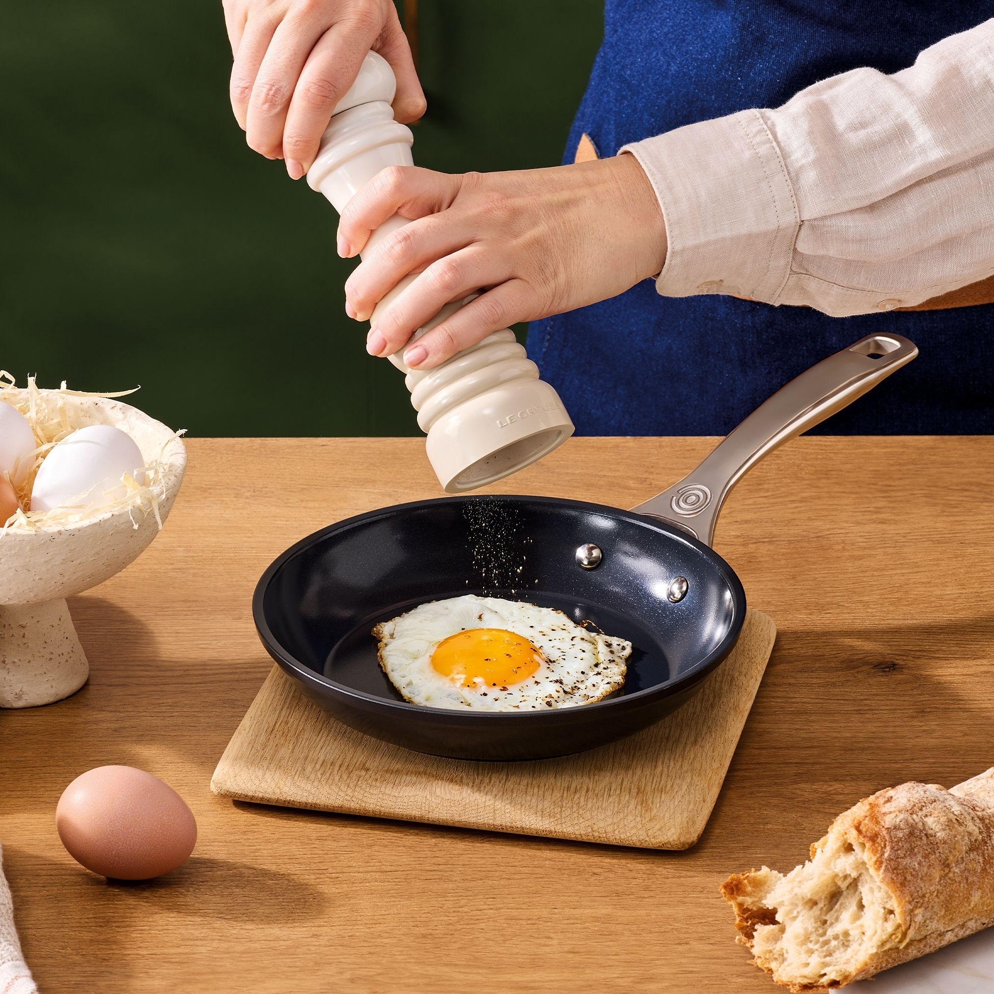 Le Creuset - Pfanne Flach 24 cm - Essential Keramik-Antihaft