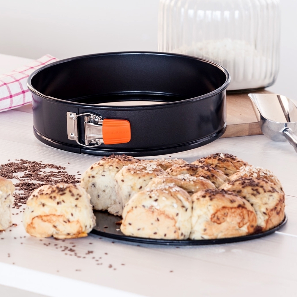 Le Creuset - Springform Round - In 4 Sizes Le Creuset - Springform Round - In 4 Sizes