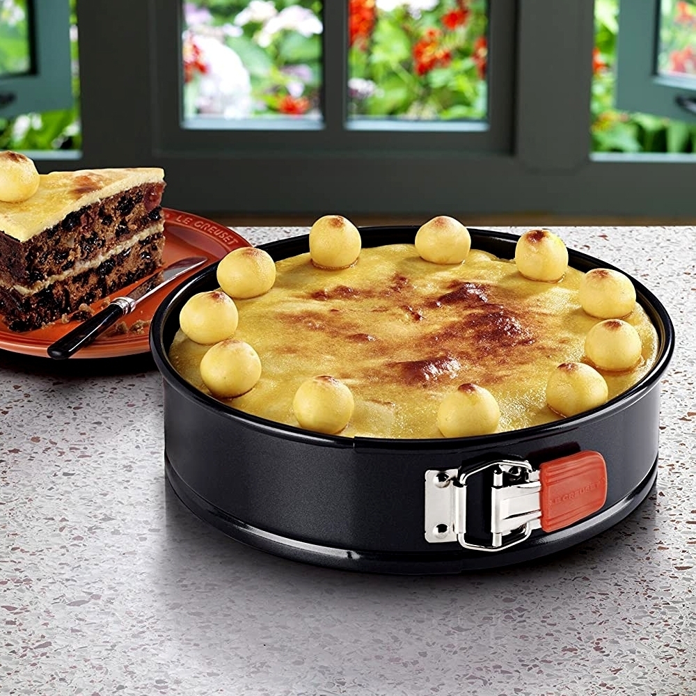 Le Creuset - Springform Round - In 4 Sizes Le Creuset - Springform Round - In 4 Sizes
