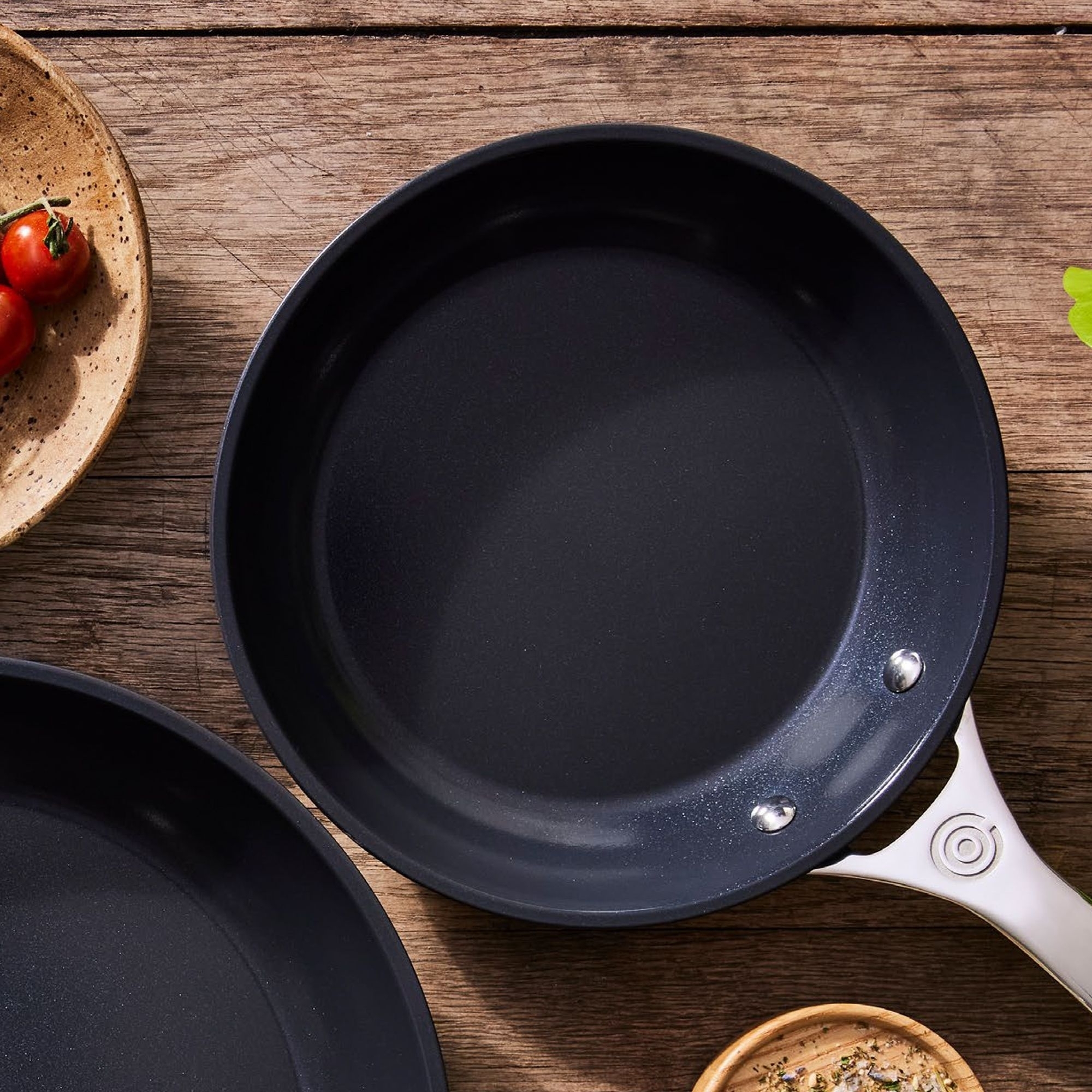 Le Creuset - Pfanne Flach 24 cm - Essential Keramik-Antihaft