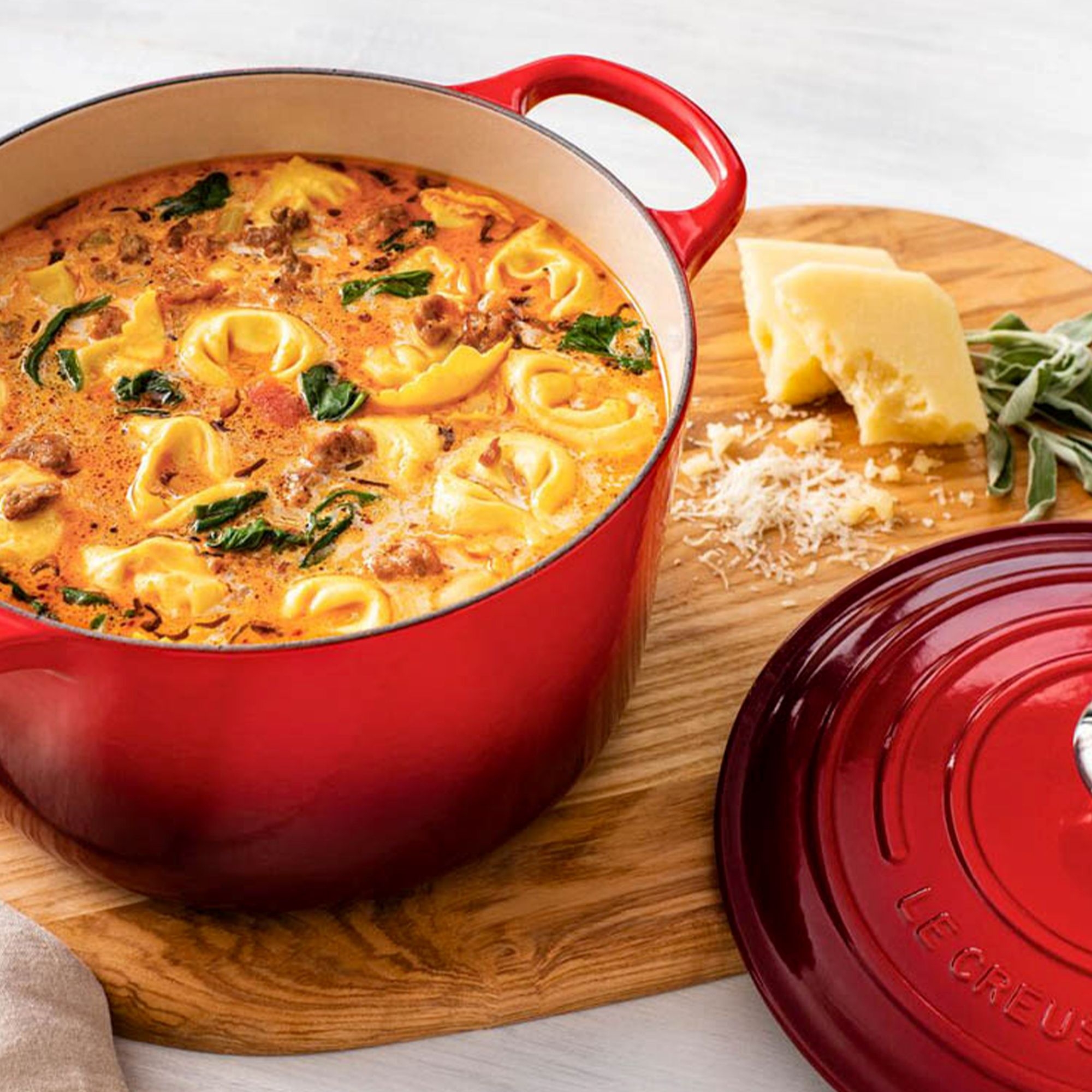 Le Creuset -  Signature Bräter rund 26 cm extra hoch - 6,3 L - Kirschrot