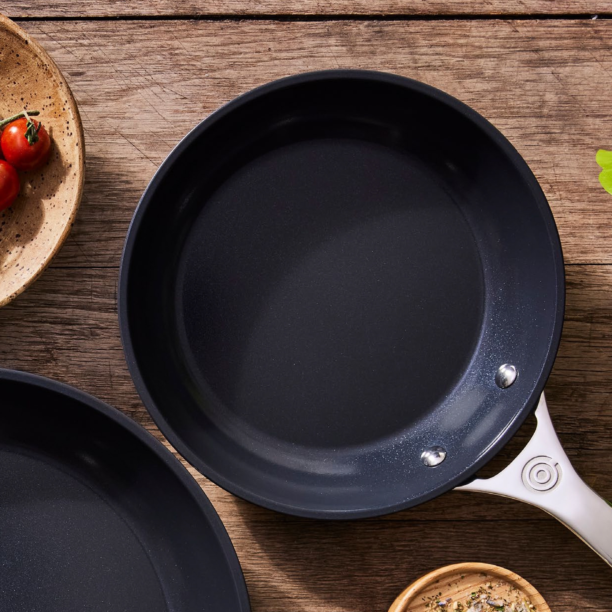 Le Creuset - 2-piece flat pan set 24 & 28 cm - Essential Non-Stick Ceramic Le Creuset - 2-piece flat pan set 24 & 28 cm - Essential Non-Stick Ceramic