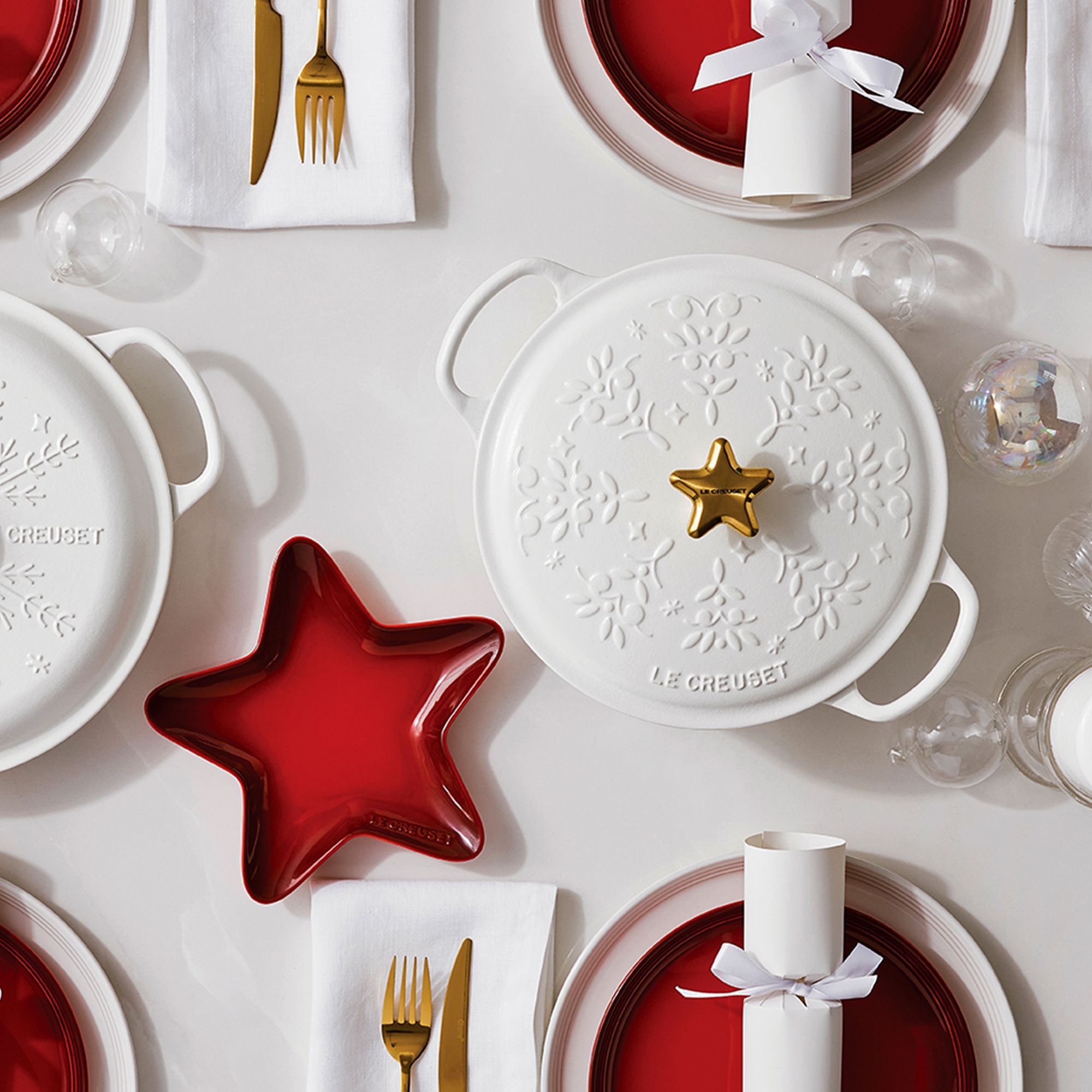 Le Creuset - Bräter Noel 24 cm - Goldknopf und Relief - Noel Cotton Le Creuset - Bräter Noel 24 cm - Goldknopf und Relief - Noel Cotton